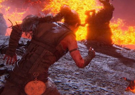 Senua-runs-through-a-firy-landscape-in-Hellblade-2.jpg
