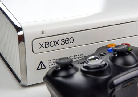 xbox-360-controller-in-front-of-an-xbox-360.jpg