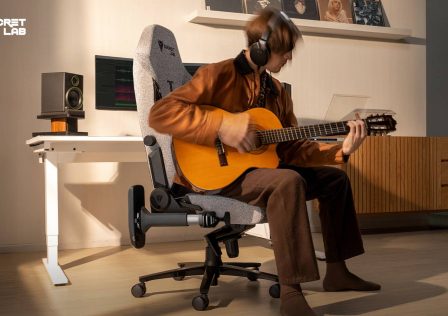 secretlab-easyfold-armrest-guitarist.jpg